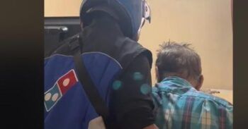 Abuelito pide una pizza para que el repartidor le ayude a acomodarse en su cama