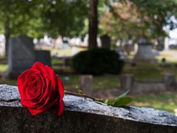 Condenan hombre a 30 días de prisión por dejar cajas de flores en la tumba de su prometida