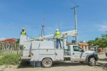 Edesur trabaja para iluminar y electrificar cuatro comunidades en Las Matas de Farfán