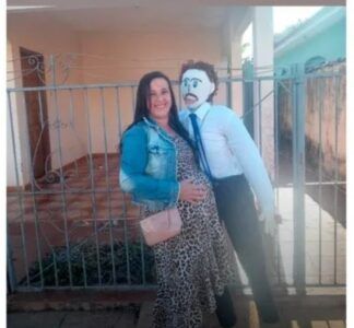 Mujer se casó con un muñeco de trapo y tuvieron un bebé