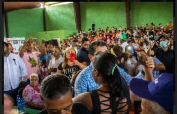 Con gran actividad y cientos de regalos, Aquilino Serrata celebra el día de las madres en SDO
