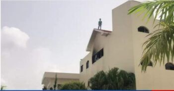 Chino amenaza con lanzarse del tercer piso de una cabaña