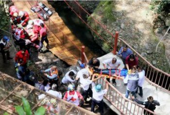 Cae puente colgante en México