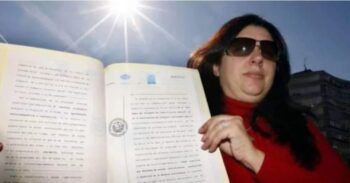 Mujer asegura ser la dueña del sol y muesta documentos que la acreditan