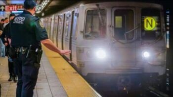 Un hombre murió al engancharse su pantalón en la puerta del subte en Nueva York