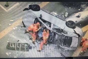 Dos muertos tras caer un carro desde el tercer piso de un edificio