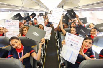 Gradúan 100 estudiantes dominicanos en pleno vuelo