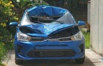 Hombre borracho choca peatón y carga con el cuerpo