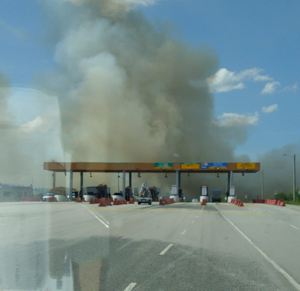 Humareda dificulta movimiento vehicular en Autopista del Coral