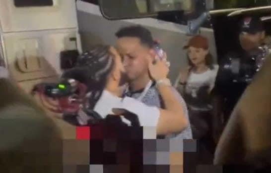 El beso que El Alfa le dio a Santiago Matías