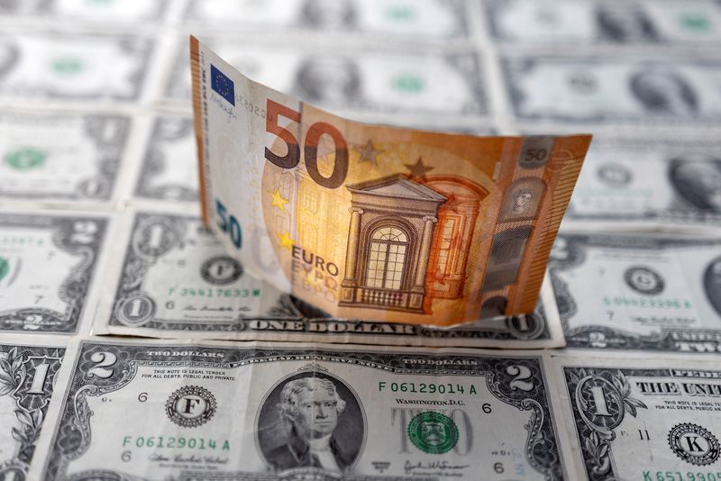 El dólar se coloca por encima del euro por primera vez en veinte años