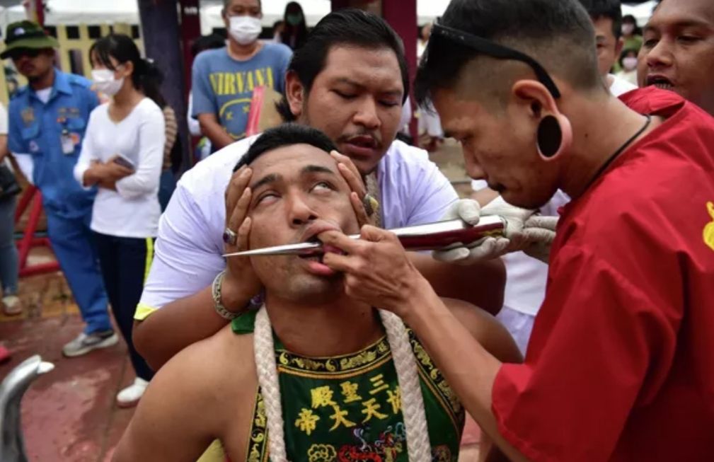 El desfile de mejillas perforadas con agujas en Tailandia