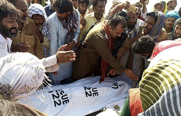 Más de 50 muertos y varios desaparecidos tras naufragar barco de invitados a boda en Pakistán