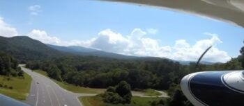 Avioneta aterriza de emergencia en autopista de Estados Unidos 