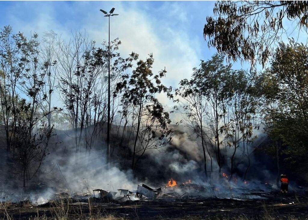 Un gran incendio se extiende por el este de Roma
