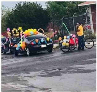 hombre adornó su triciclo para participar en la caravana escolar de su hijo
