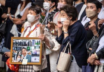 Miles de japoneses despiden en las calles al asesinado ex primer ministro Shinzo Abe