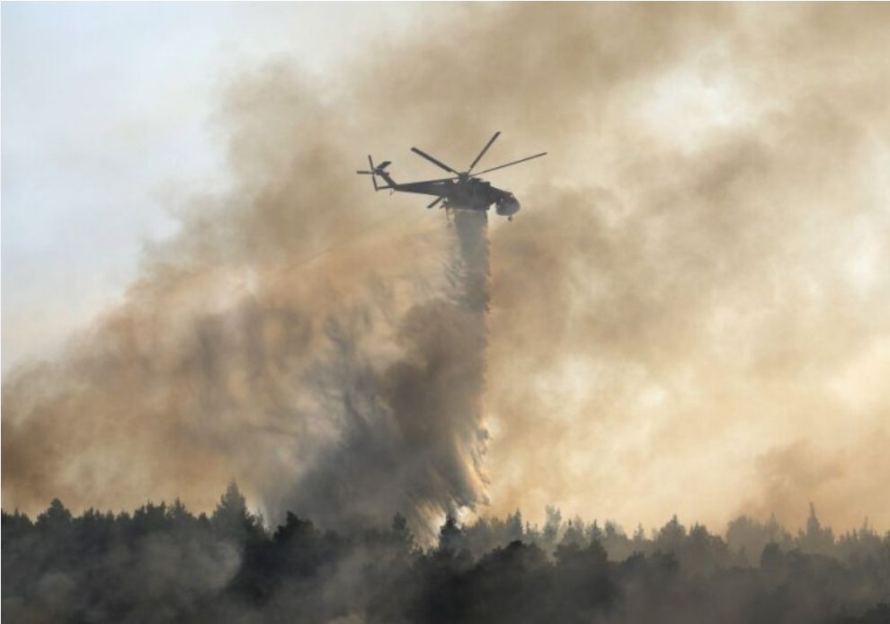 Se estrella helicóptero que combatía incendio en Grecia
