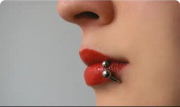 Se puso un piercing en el labio y murió