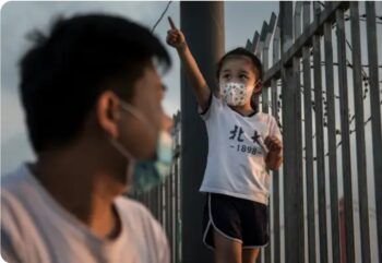 Hombre atrapa a una niña que cayó del sexto piso de un edificio