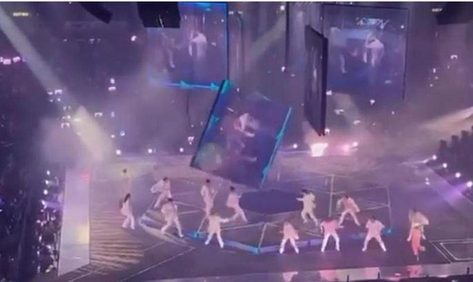 Pantalla gigante cae sobre bailarines durante concierto en Hong Kong