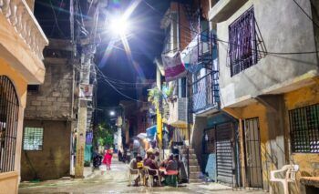Edesur ilumina 24 sectores de “Los Kilómetros” de la avenida Independencia