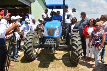 El FEDA entrega tractor valorado en RD$3.5 millones a productores de Montecristi