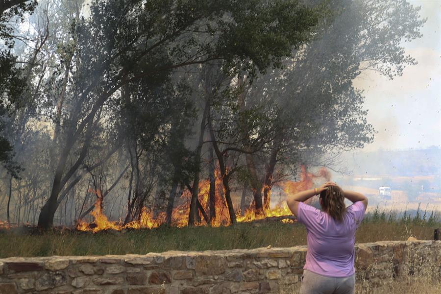 Se agregan dos muertos más en España por incendios que no dan tregua