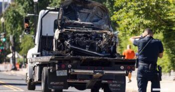 Hombre estrella vehículo ardiendo contra el Capitolio y abre fuego antes de suicidarse