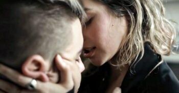 Bloqueó a su ex novia de todas las redes  y ella apareció en el video de su artista favorito