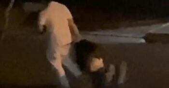 Hombre toma a esposa por el pelo y la arrastra por la calle