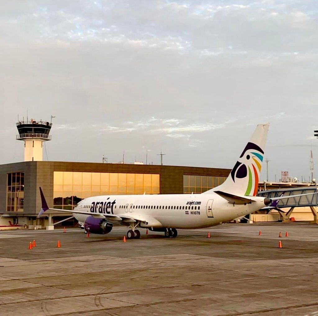 Nueva aerolínea dominicana Arajet realiza vuelo a Bogotá con La Peña por un Mejor País