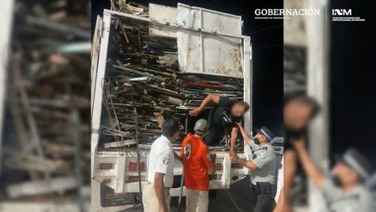 Interceptan a 10 dominicanos de Baní oculto en camión en México