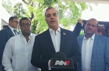 Presidente Abinader asiste a funeraria Blandino por muerte de Domingo Jiménez