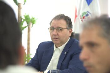 Tras escándalos, superintendente de Electricidad pone renuncia al Gobierno