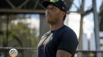 Jugador de béisbol se declara gay y el equipo lo bota