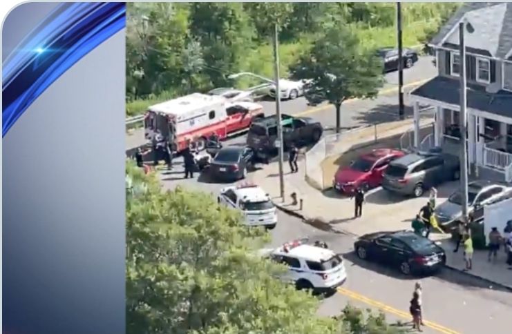 Encuentran cadáver de hombre baleado dentro de un auto cerca de su casa en Nueva York