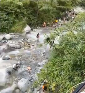 Mueren cuatro personas en China arrastrada por un río