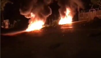 Queman neumáticos en La Vega en reclamo de arreglo de la calle 