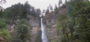 Muere mujer tras caer 100 pies en las cataratas de Multnomah en Oregon