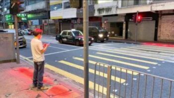 Hong Kong pone semáforos en las aceras para peatones «adictos» al celular