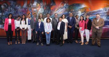 Valdez Albizu recibe al embajador dominicano en España junto a estudiantes meritorios