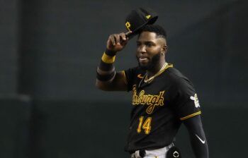 Suspenden a pelotero por jugar con el celular en los bolsillos