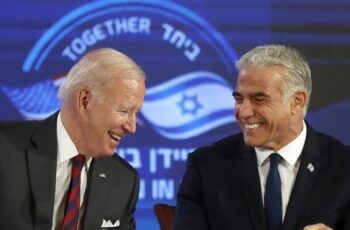 El pacto nuclear con Irán con una llamada telefónica entre Biden y Lapid