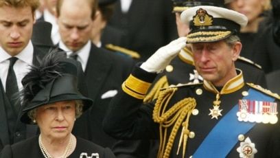 ¿Cómo el príncipe Carlos, el sucesor al trono, se convierte en rey de Inglaterra?