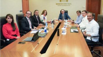 El gobernador del Banco Central y Asonahores evalúan aportes del turismo a la recuperación económica de RD