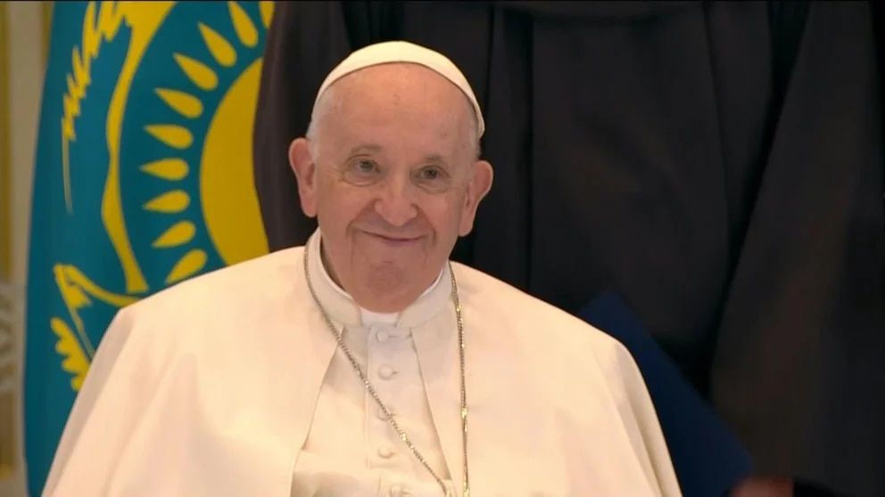 Papa se reúne en el Vaticano con el presidente francés Macron