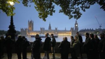 Miles hacen fila en Londres para despedirse de Isabel II