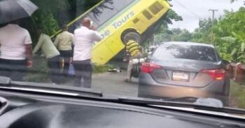 Se precipita autobús en San Cristobal