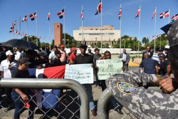 Policías  y militares retirados protestan por reforma a leyes de la Policía y FARD